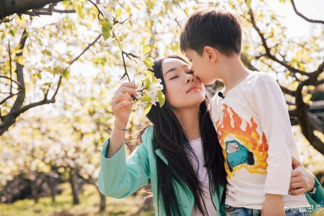 悍匪被捕入狱,杀人放火无恶不作,妻女散尽家产救他认为他是好人