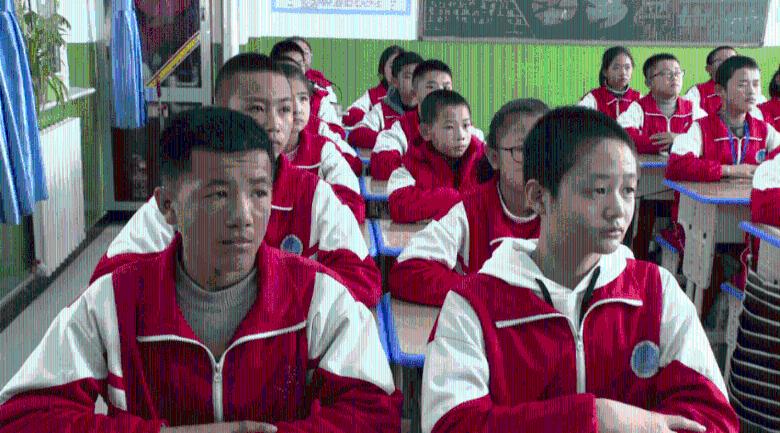 救援秀气的男孩