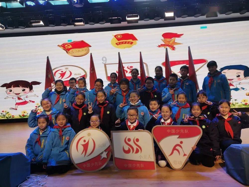 民国奇葩女凌海霞爱上了闺蜜张元和，在张结婚后强行带走了其女儿